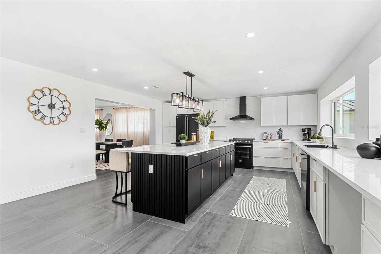 Image 12 of 61 For 380 Colony Point Road S