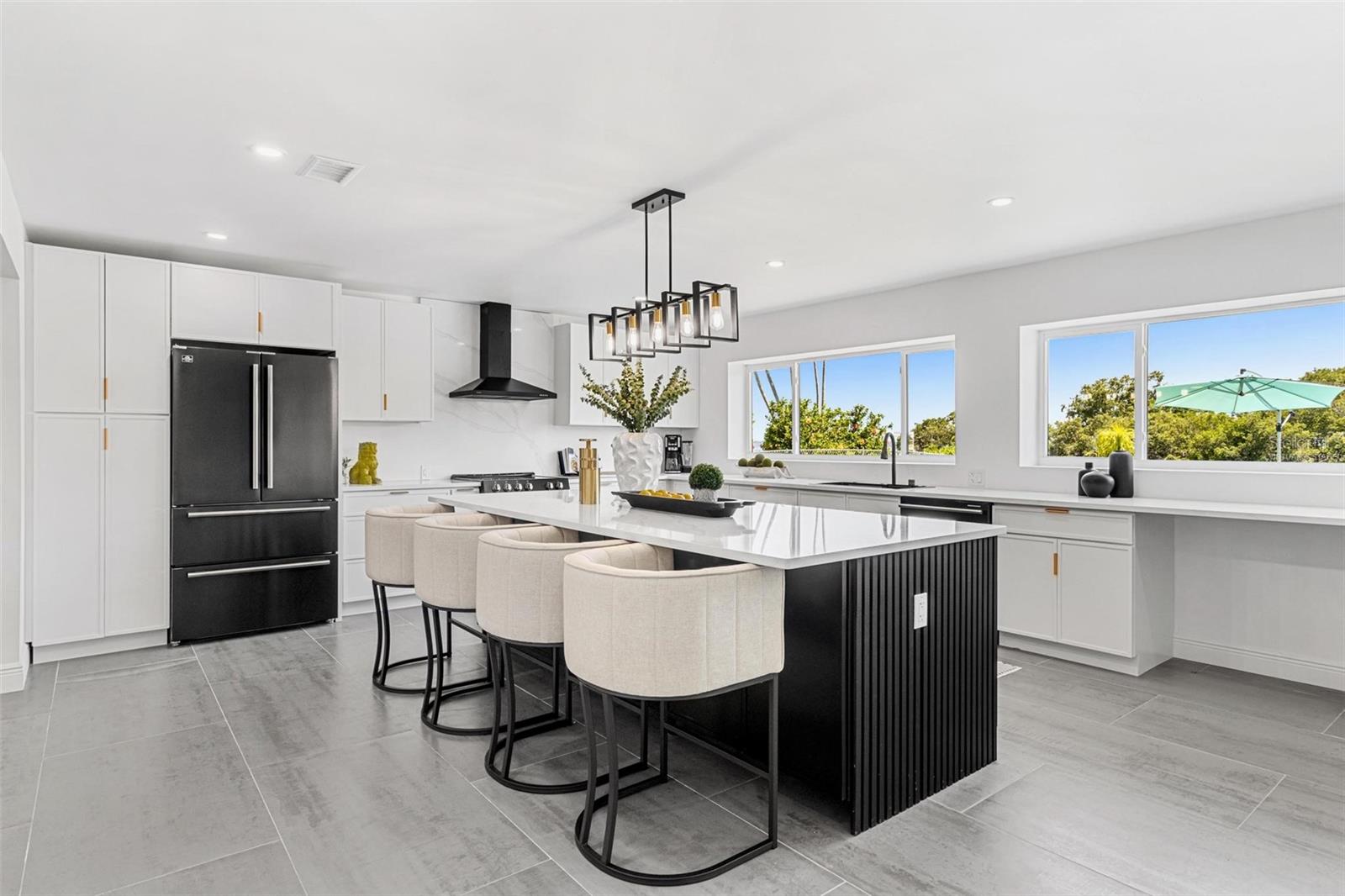 Image 14 of 61 For 380 Colony Point Road S