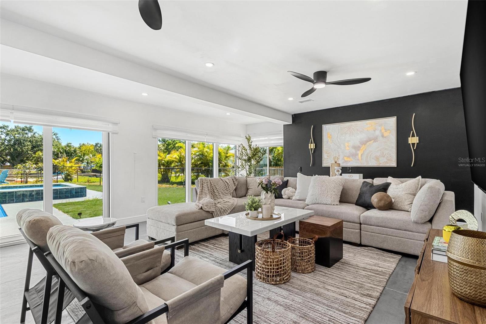 Image 17 of 61 For 380 Colony Point Road S