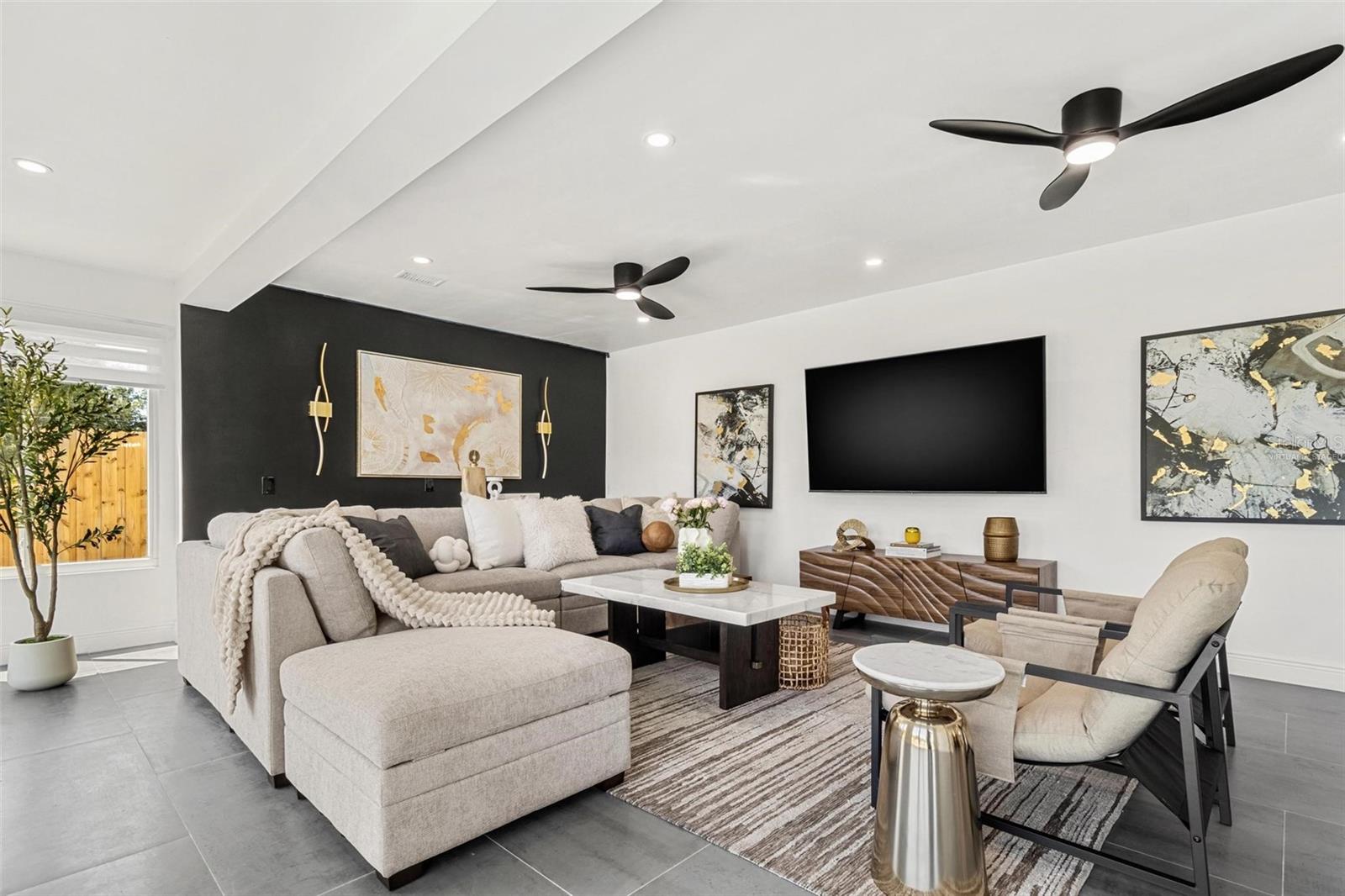 Image 19 of 61 For 380 Colony Point Road S