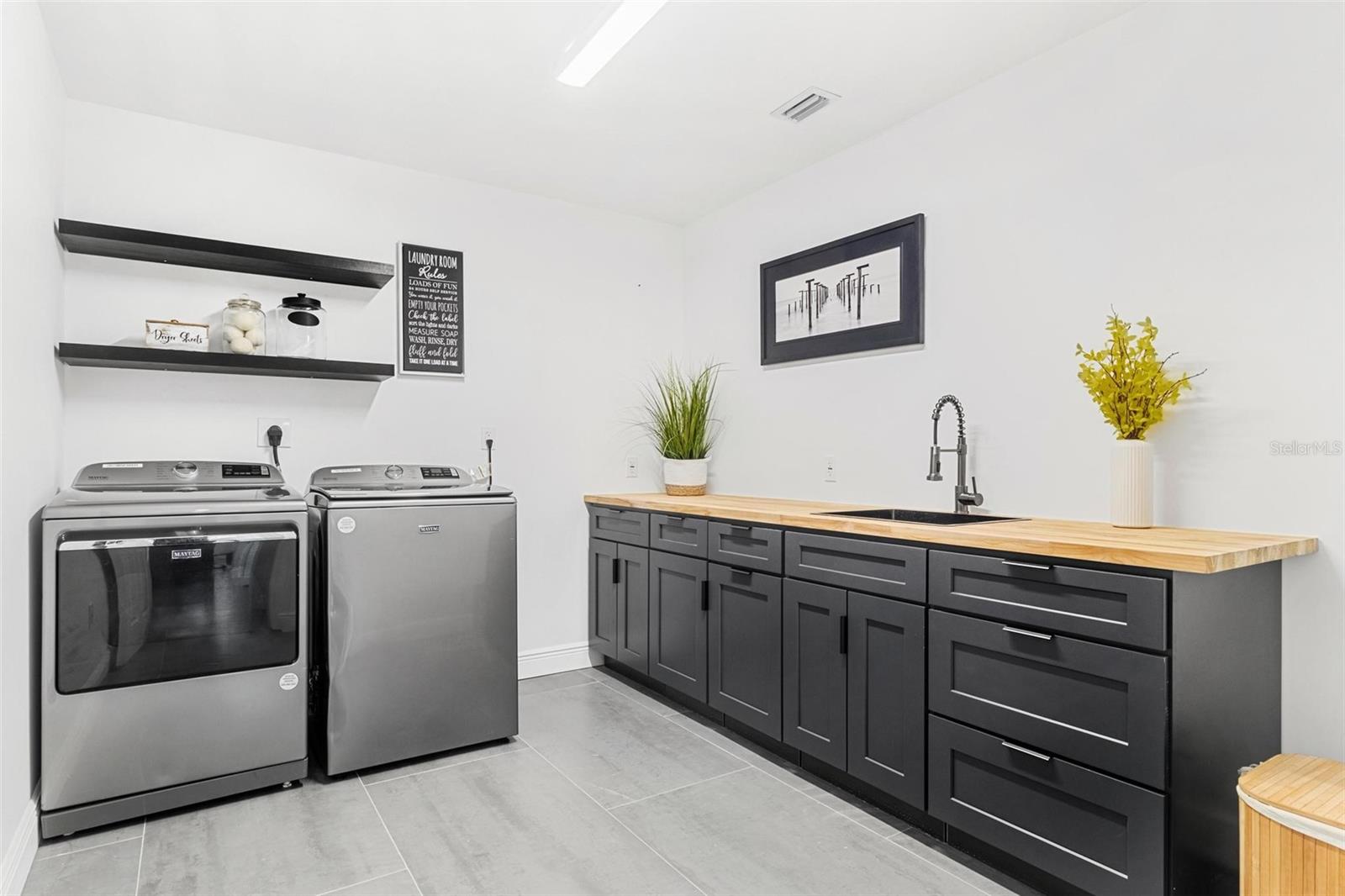 Image 24 of 61 For 380 Colony Point Road S