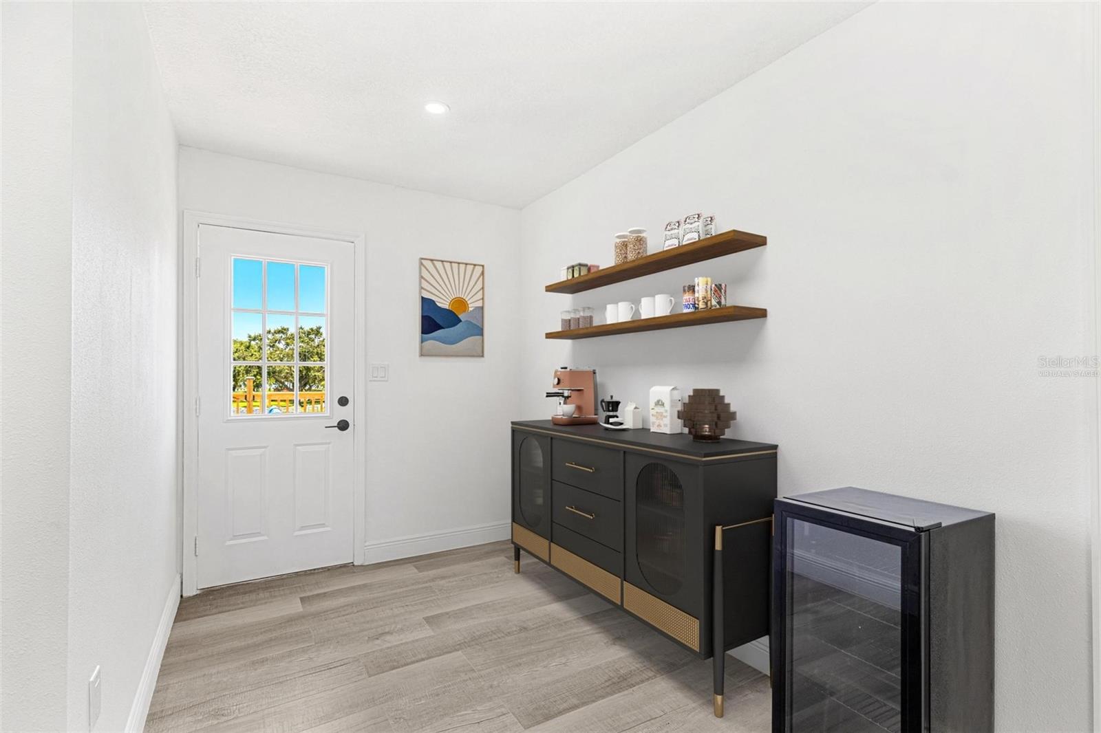 Image 27 of 61 For 380 Colony Point Road S