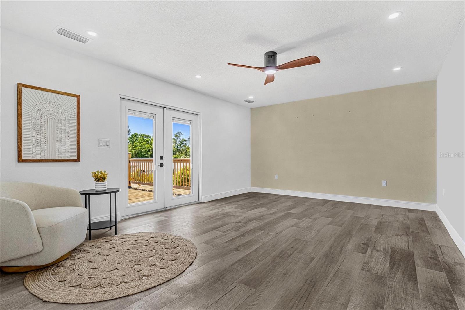 Image 28 of 61 For 380 Colony Point Road S