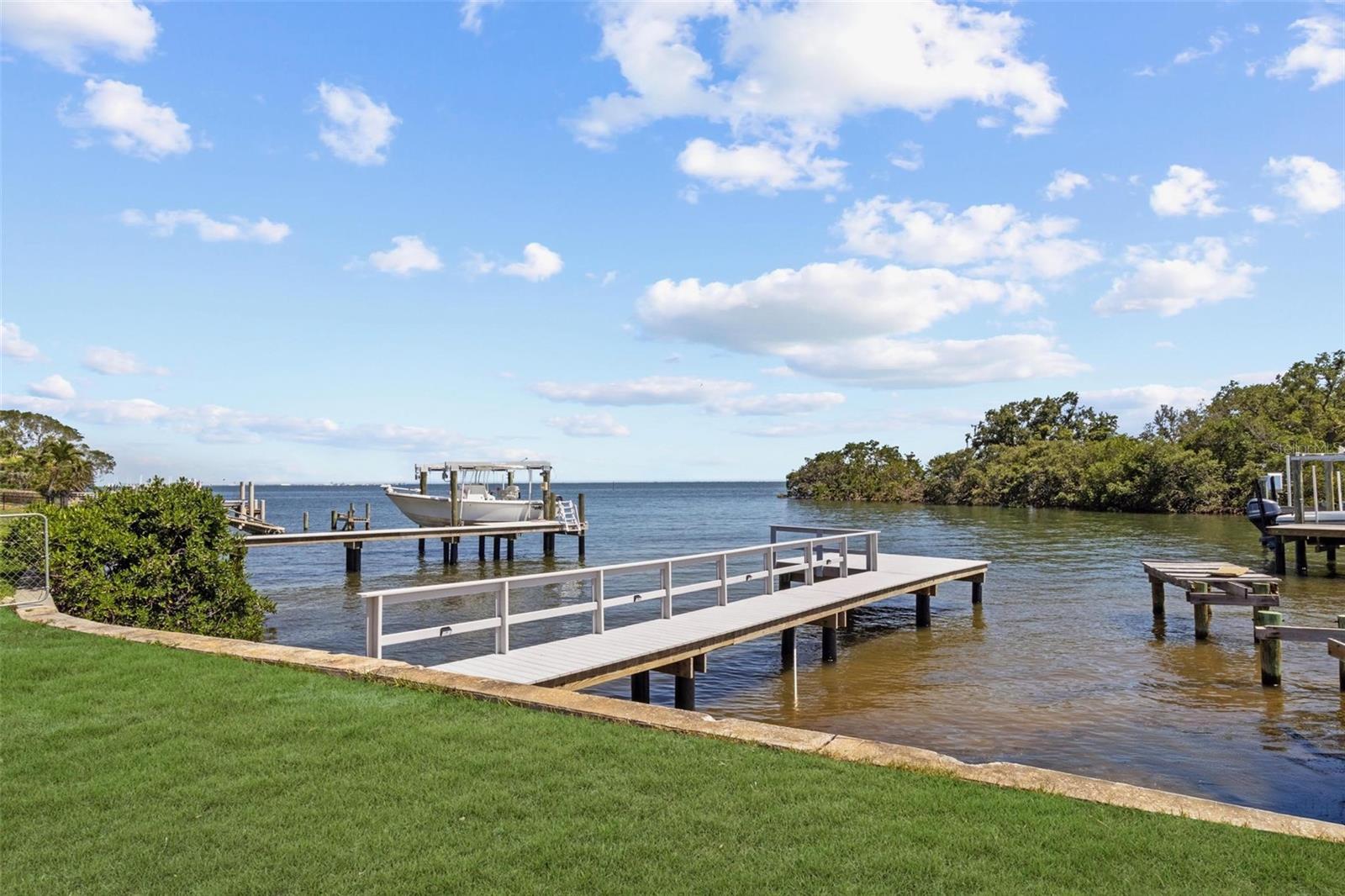 Image 3 of 61 For 380 Colony Point Road S