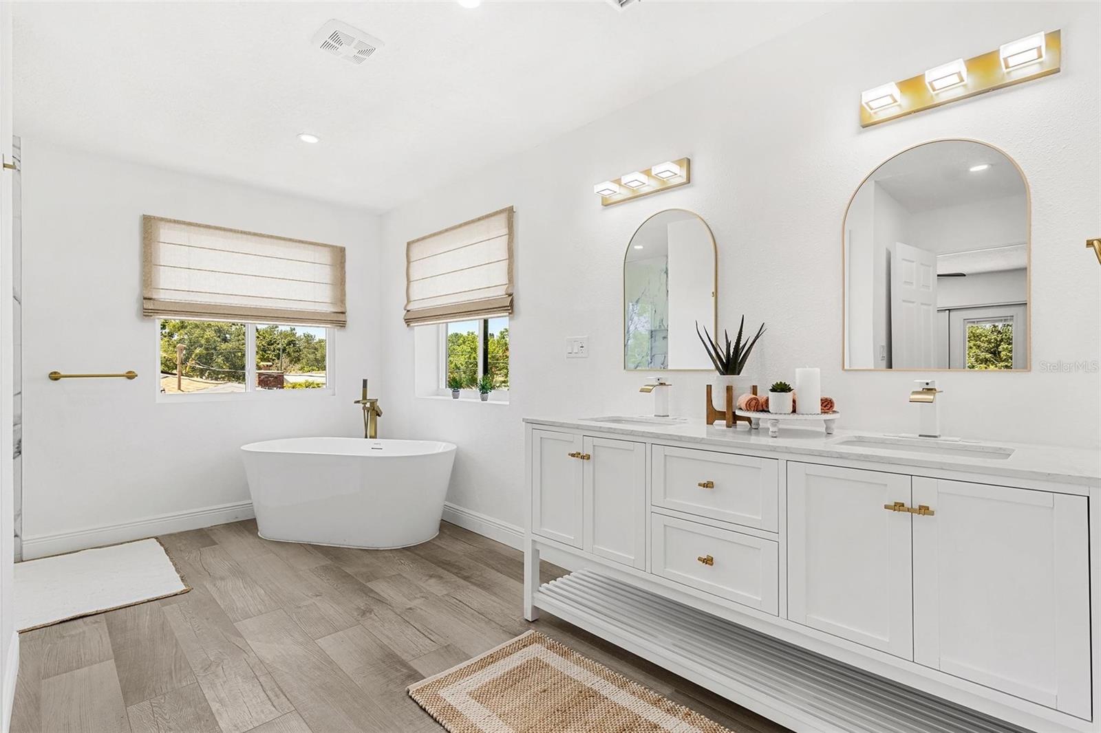 Image 31 of 61 For 380 Colony Point Road S