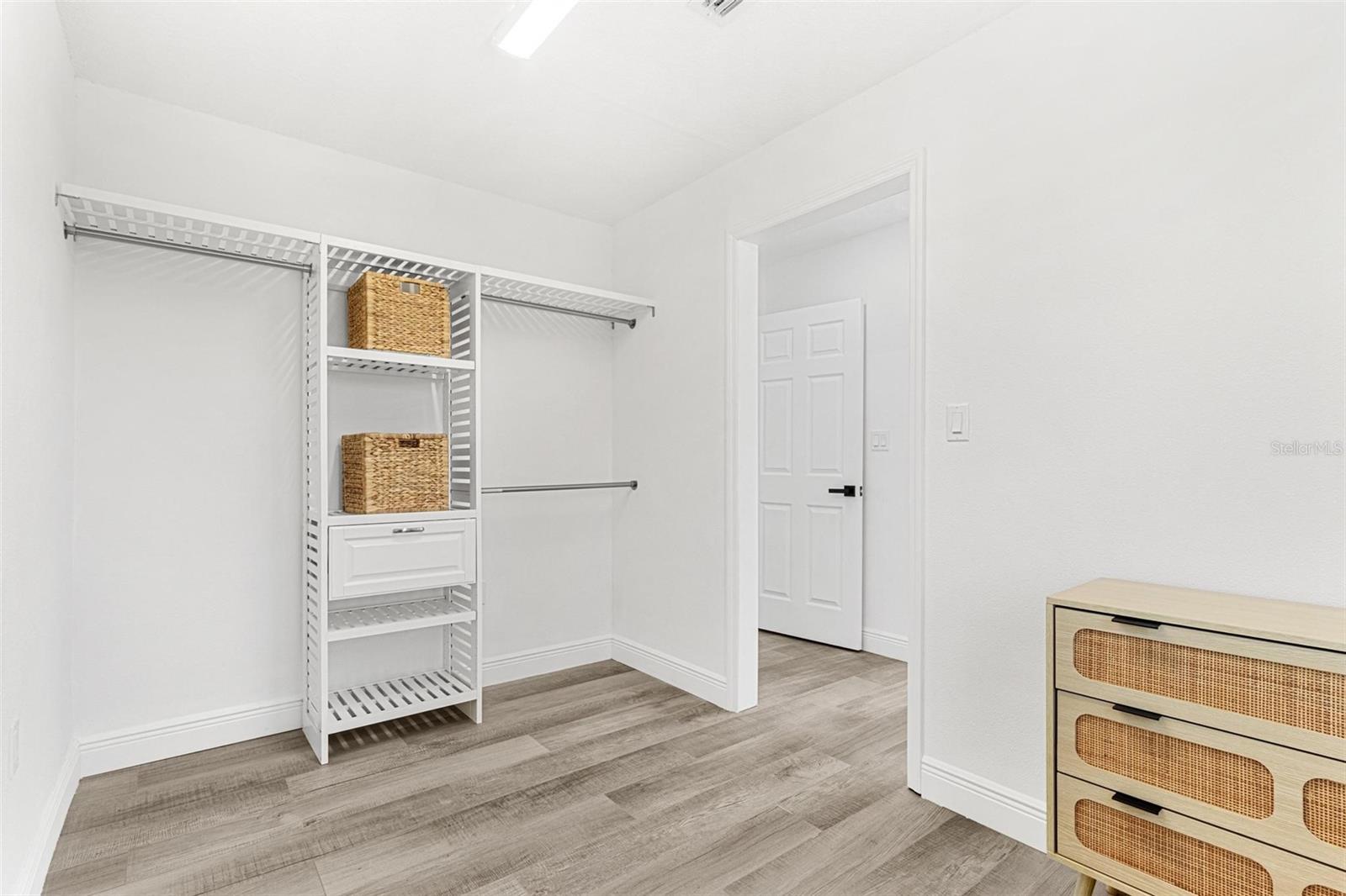 Image 32 of 61 For 380 Colony Point Road S