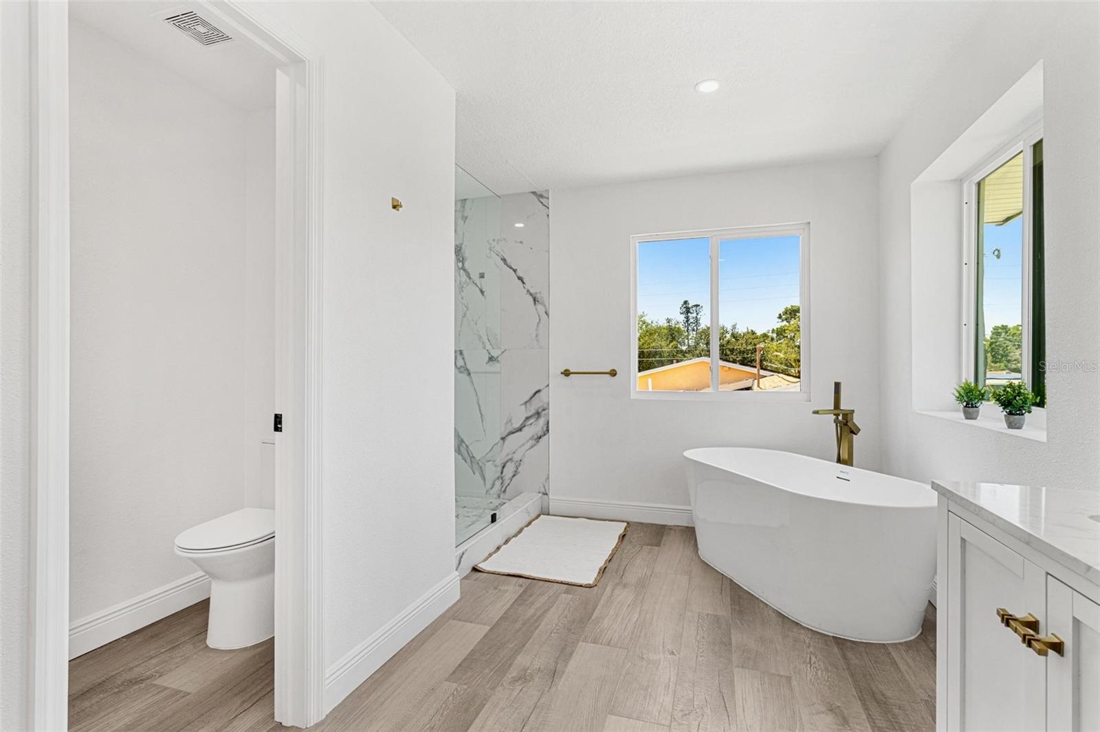 Image 35 of 61 For 380 Colony Point Road S