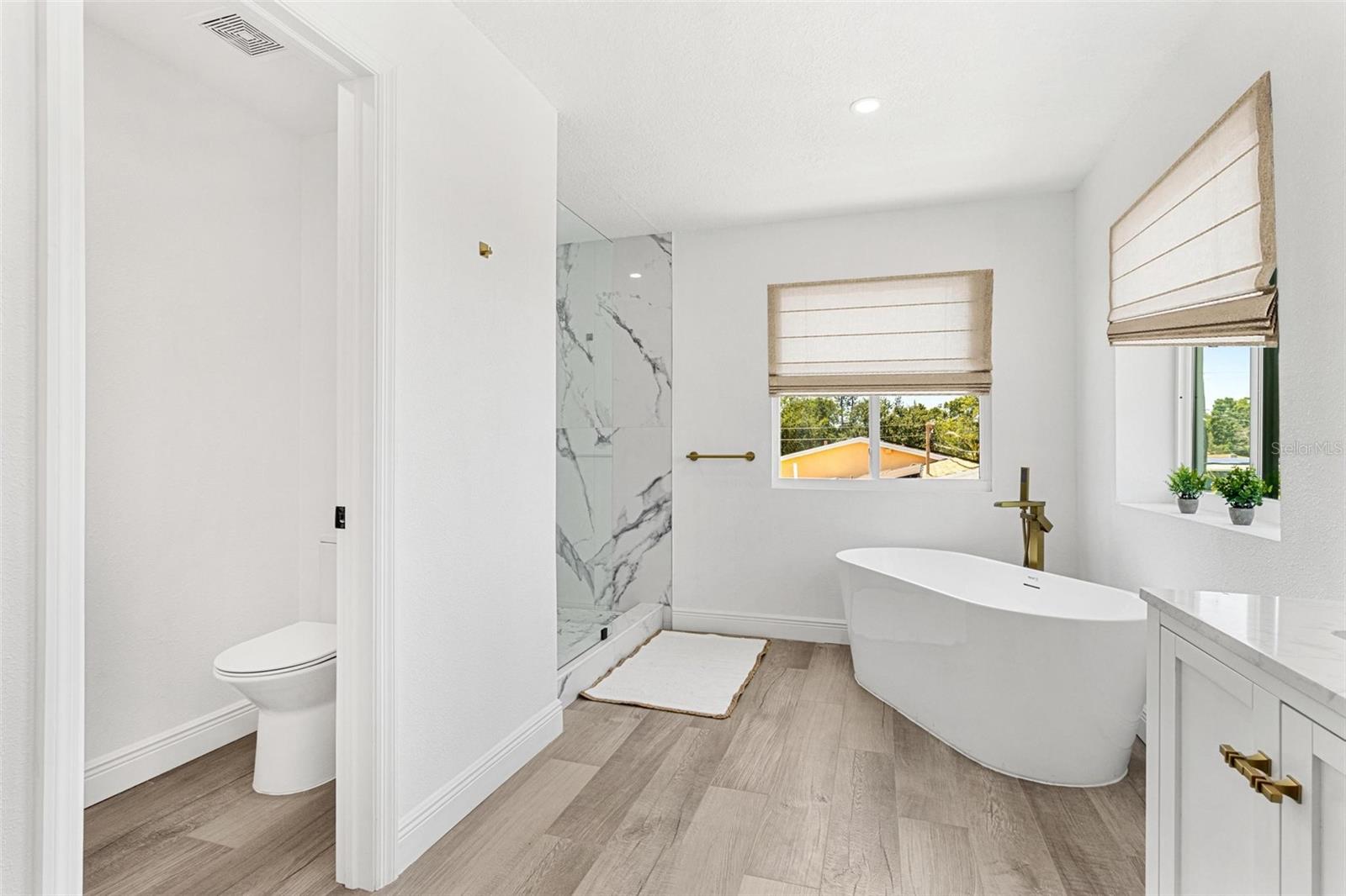 Image 36 of 61 For 380 Colony Point Road S