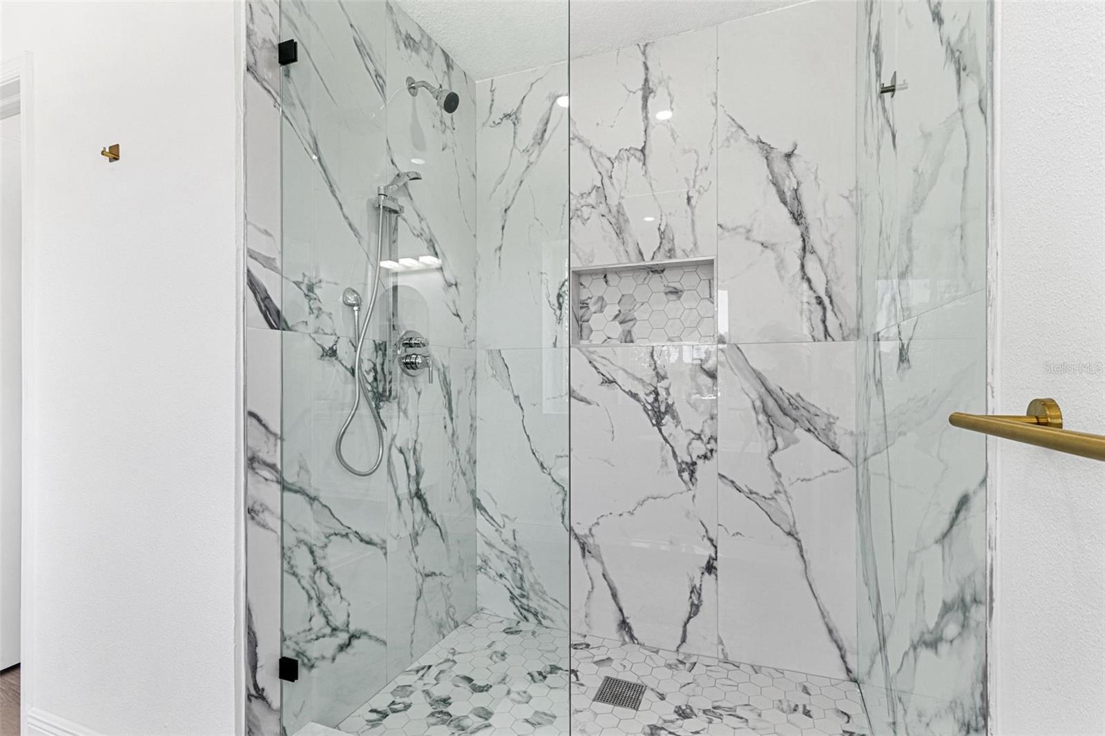 Image 37 of 61 For 380 Colony Point Road S