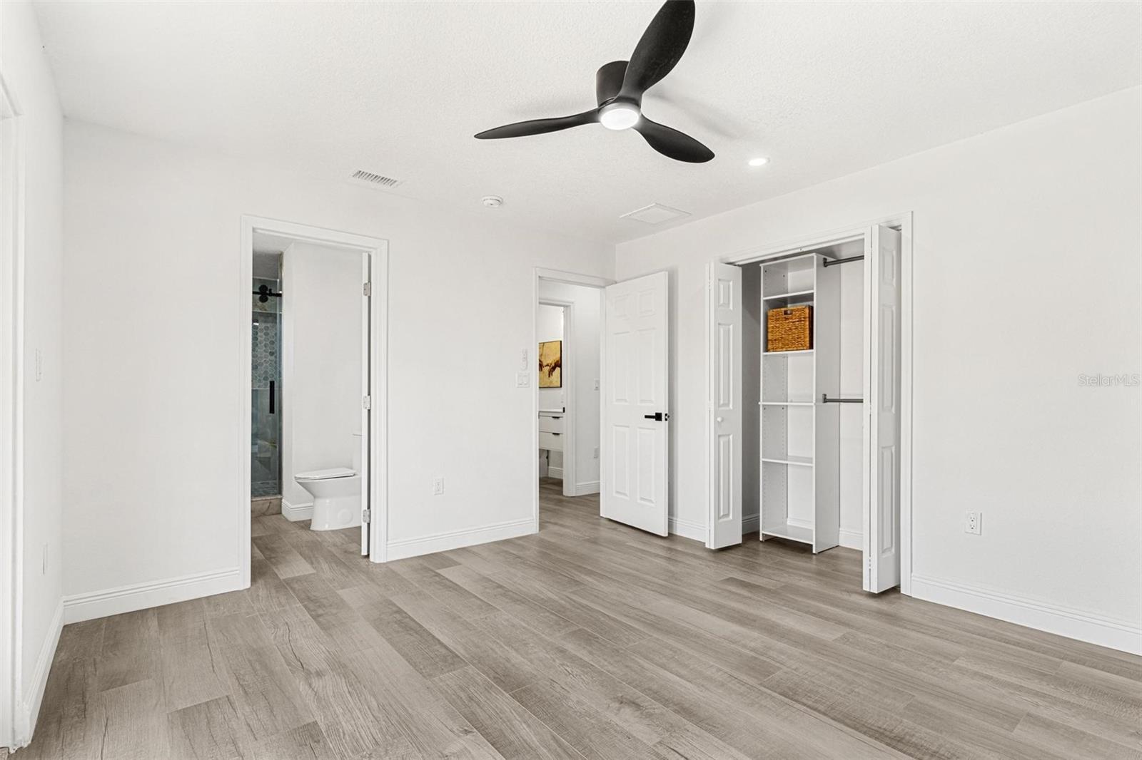 Image 40 of 61 For 380 Colony Point Road S