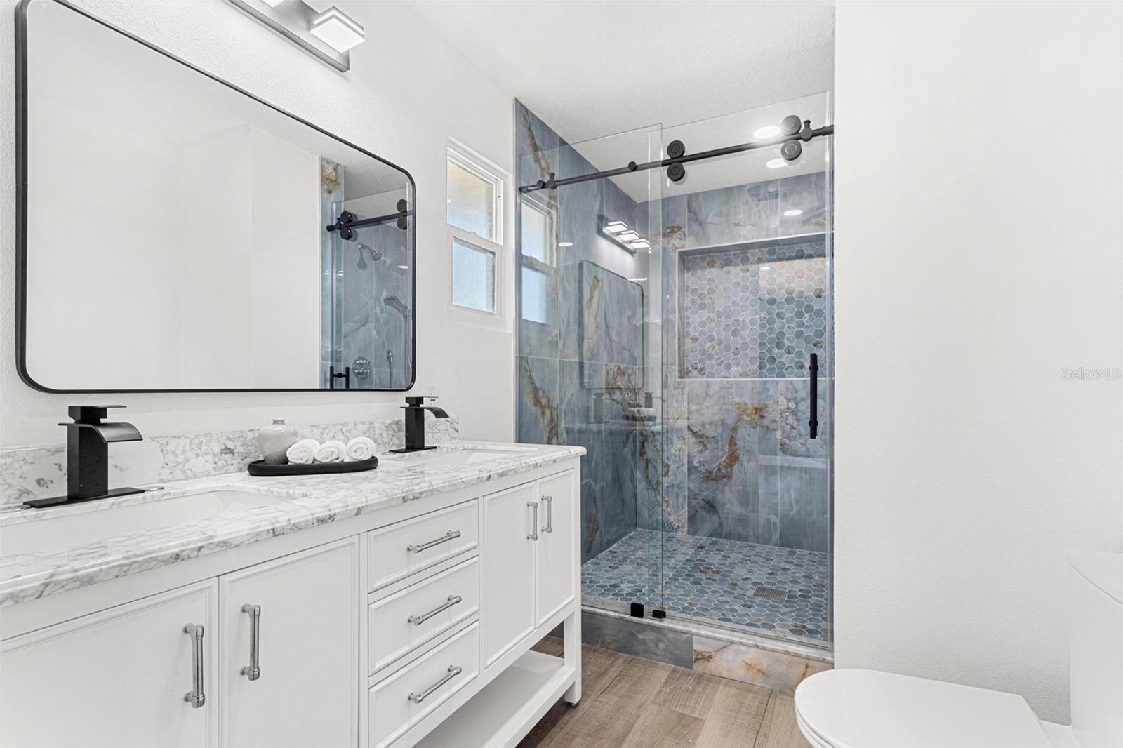 Image 41 of 61 For 380 Colony Point Road S