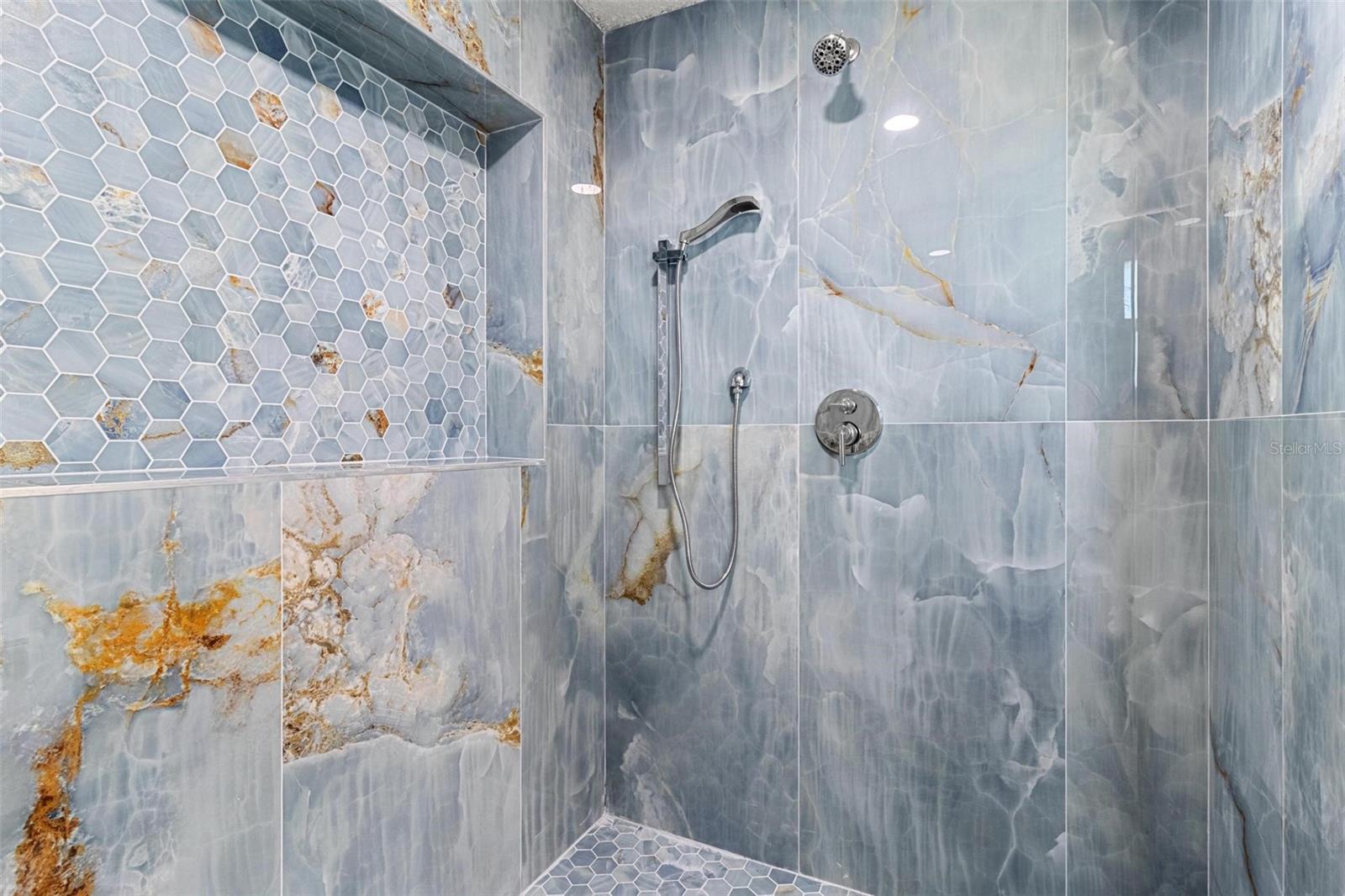 Image 42 of 61 For 380 Colony Point Road S