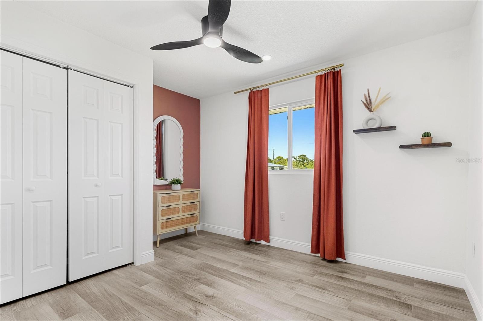 Image 44 of 61 For 380 Colony Point Road S