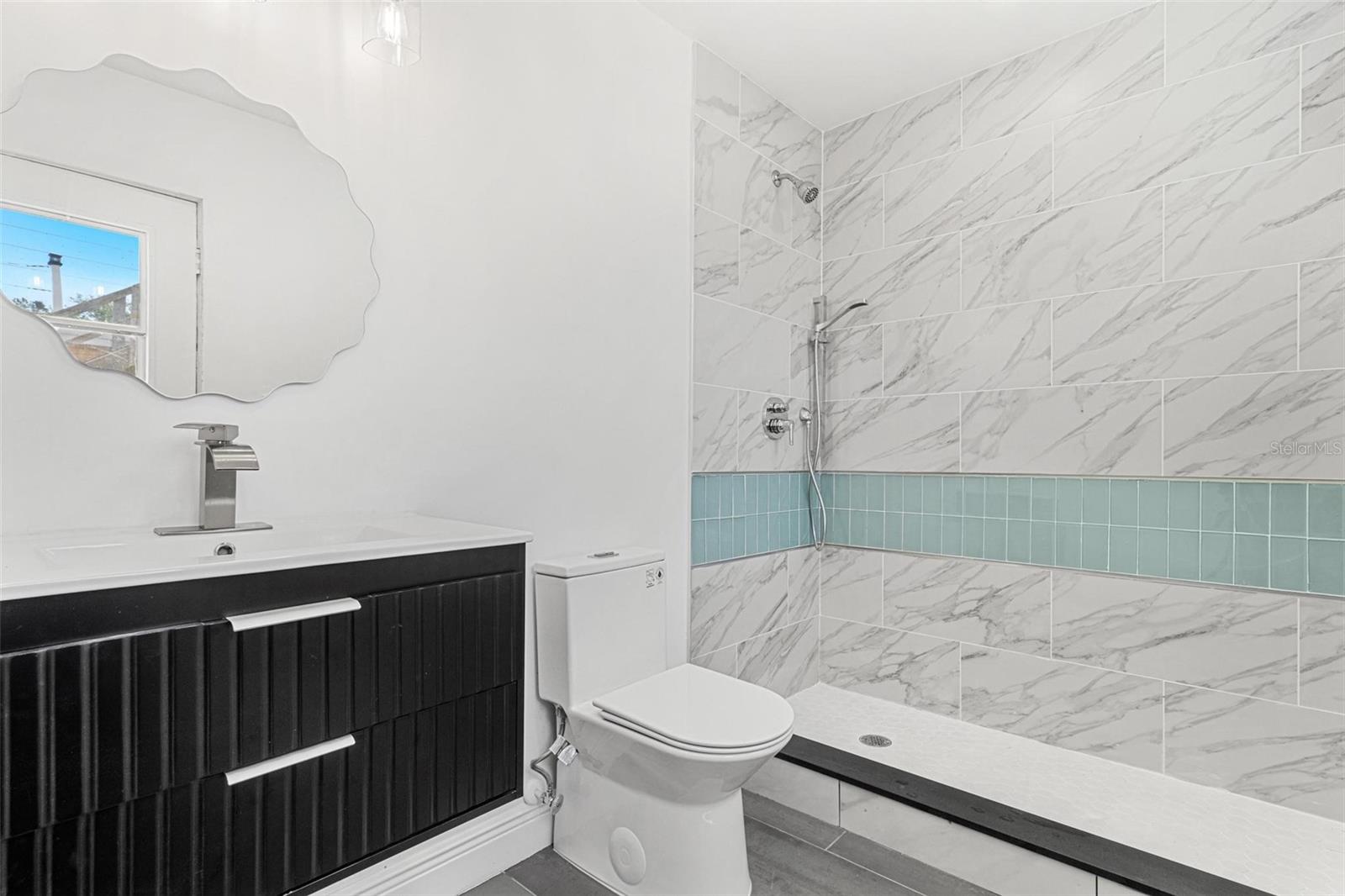 Image 46 of 61 For 380 Colony Point Road S