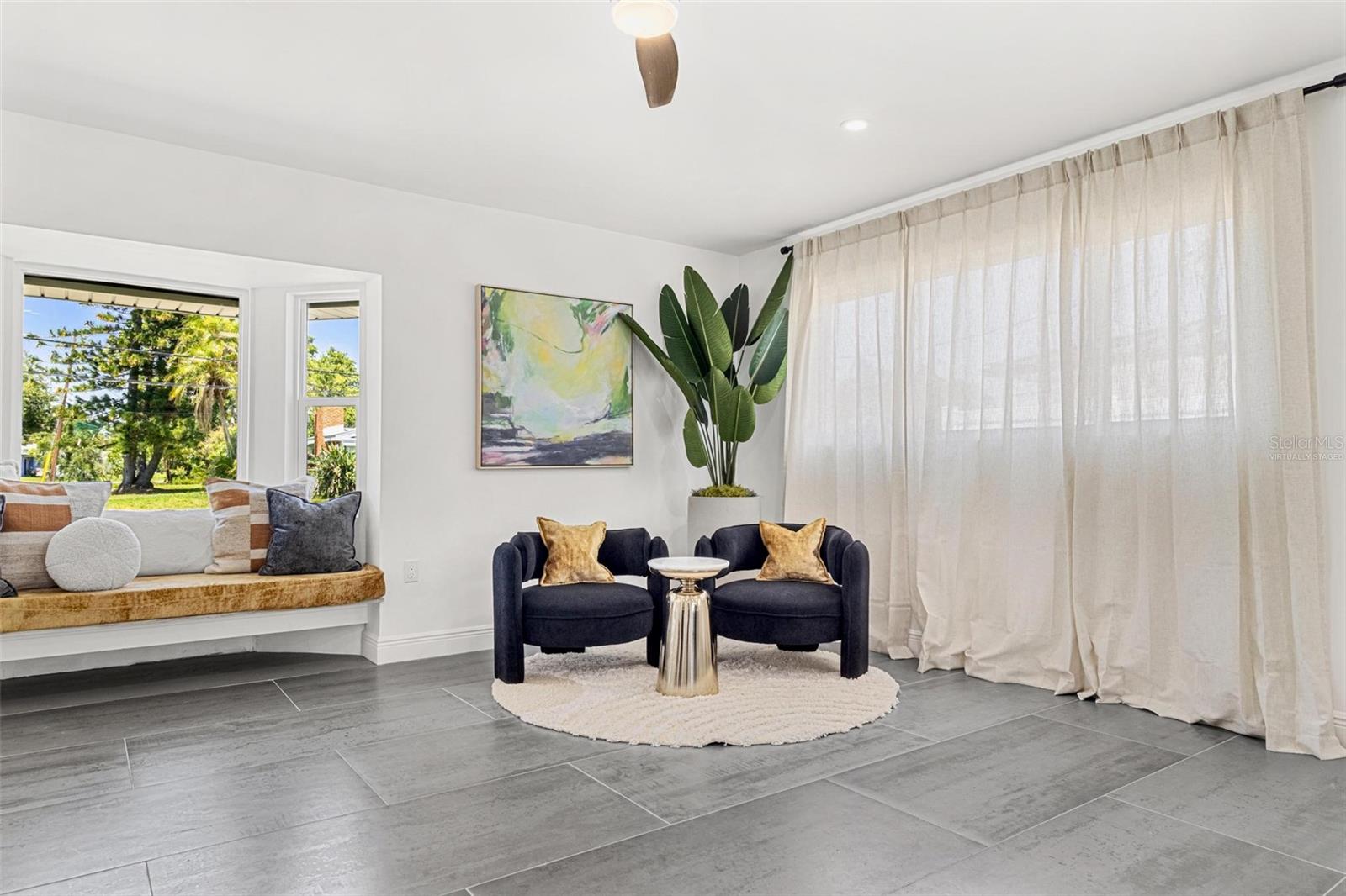 Image 6 of 61 For 380 Colony Point Road S