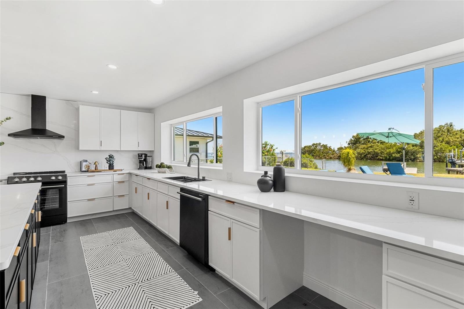 Image 9 of 61 For 380 Colony Point Road S