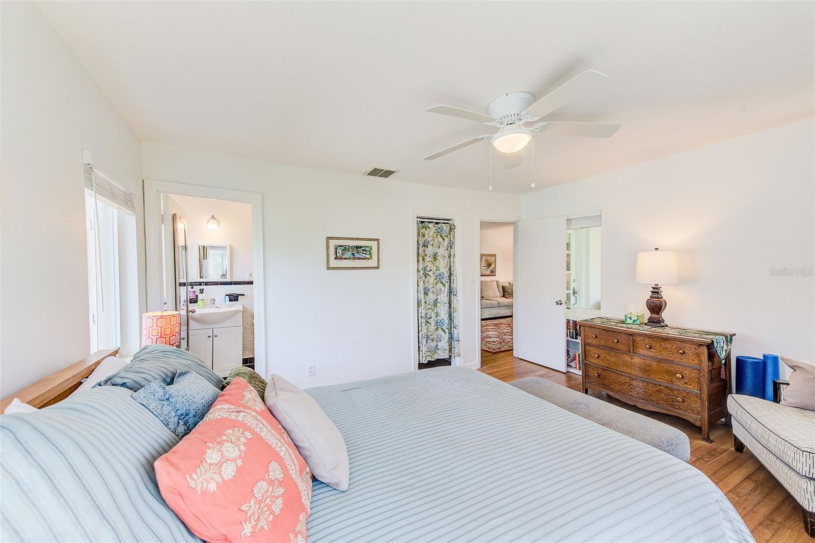 Image 15 of 50 For 240-242 Mateo Way Ne