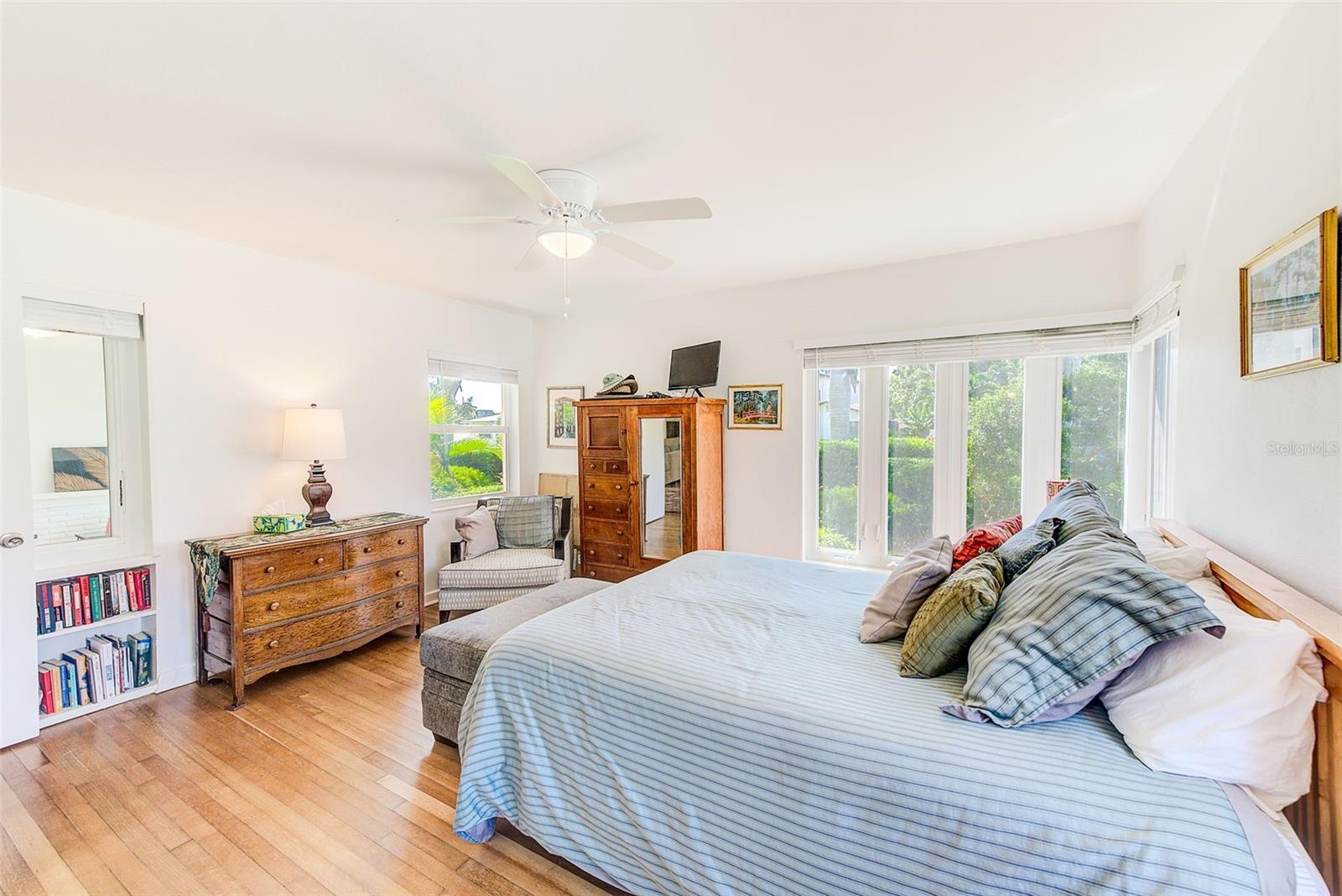 Image 17 of 50 For 240-242 Mateo Way Ne