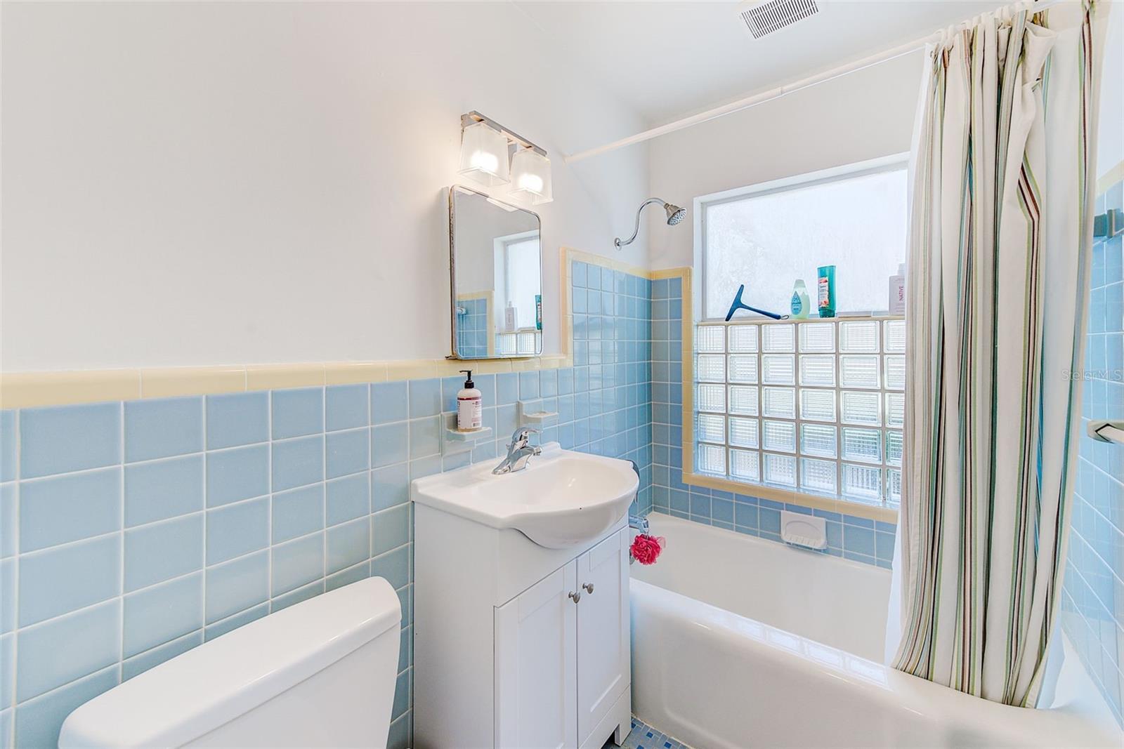 Image 20 of 50 For 240-242 Mateo Way Ne