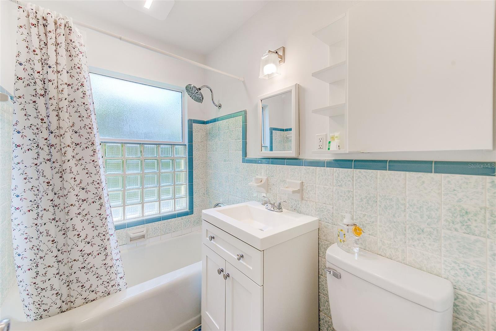 Image 41 of 50 For 240-242 Mateo Way Ne