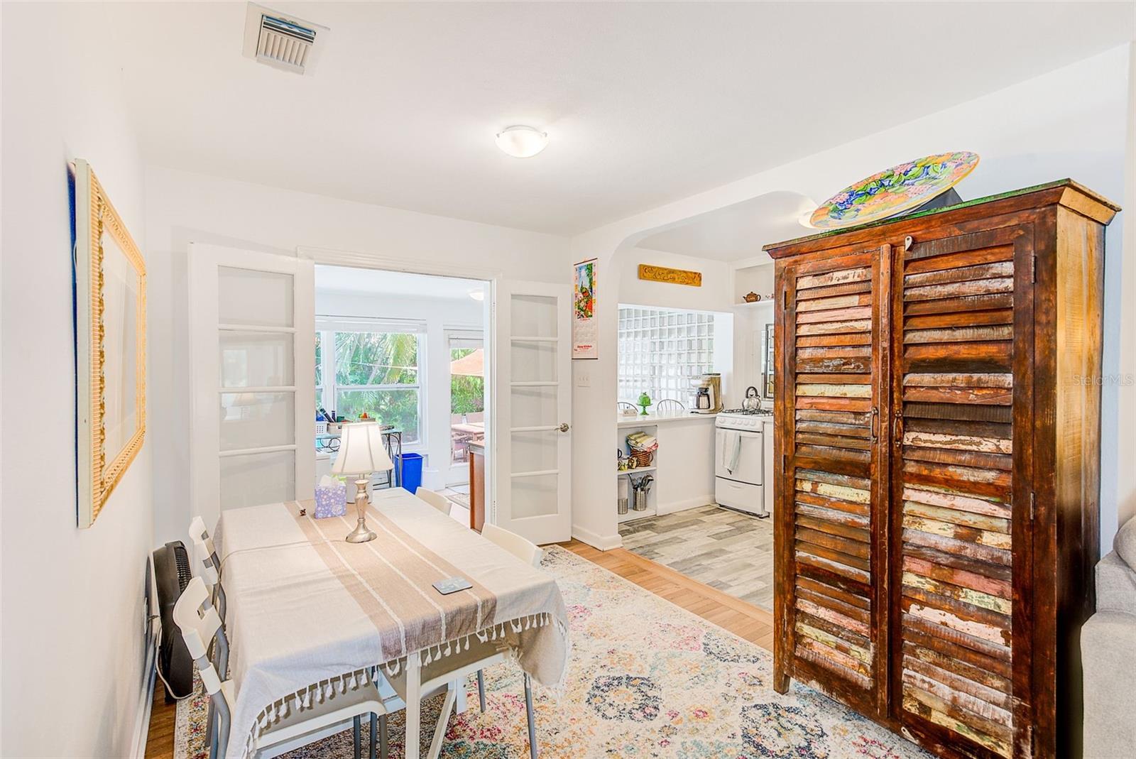 Image 5 of 50 For 240-242 Mateo Way Ne