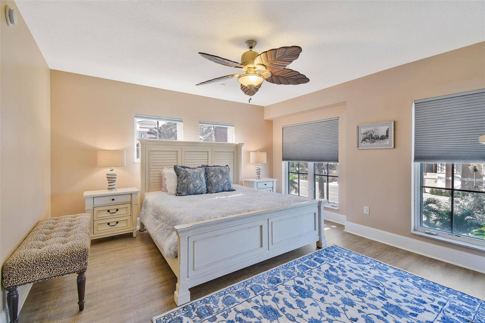 Image 12 of 27 For 525 Mandalay Avenue 11