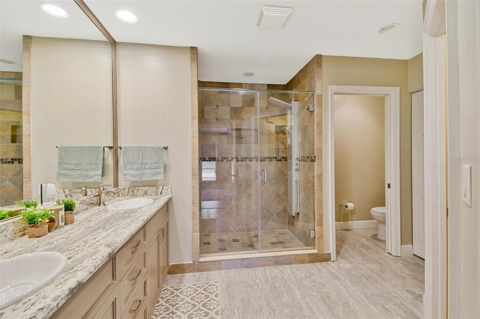 Image 14 of 27 For 525 Mandalay Avenue 11