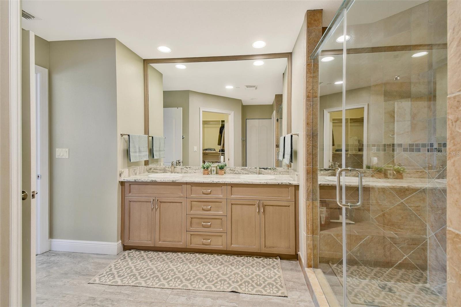 Image 15 of 27 For 525 Mandalay Avenue 11