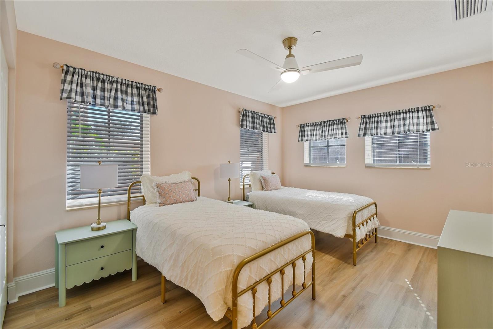 Image 17 of 27 For 525 Mandalay Avenue 11