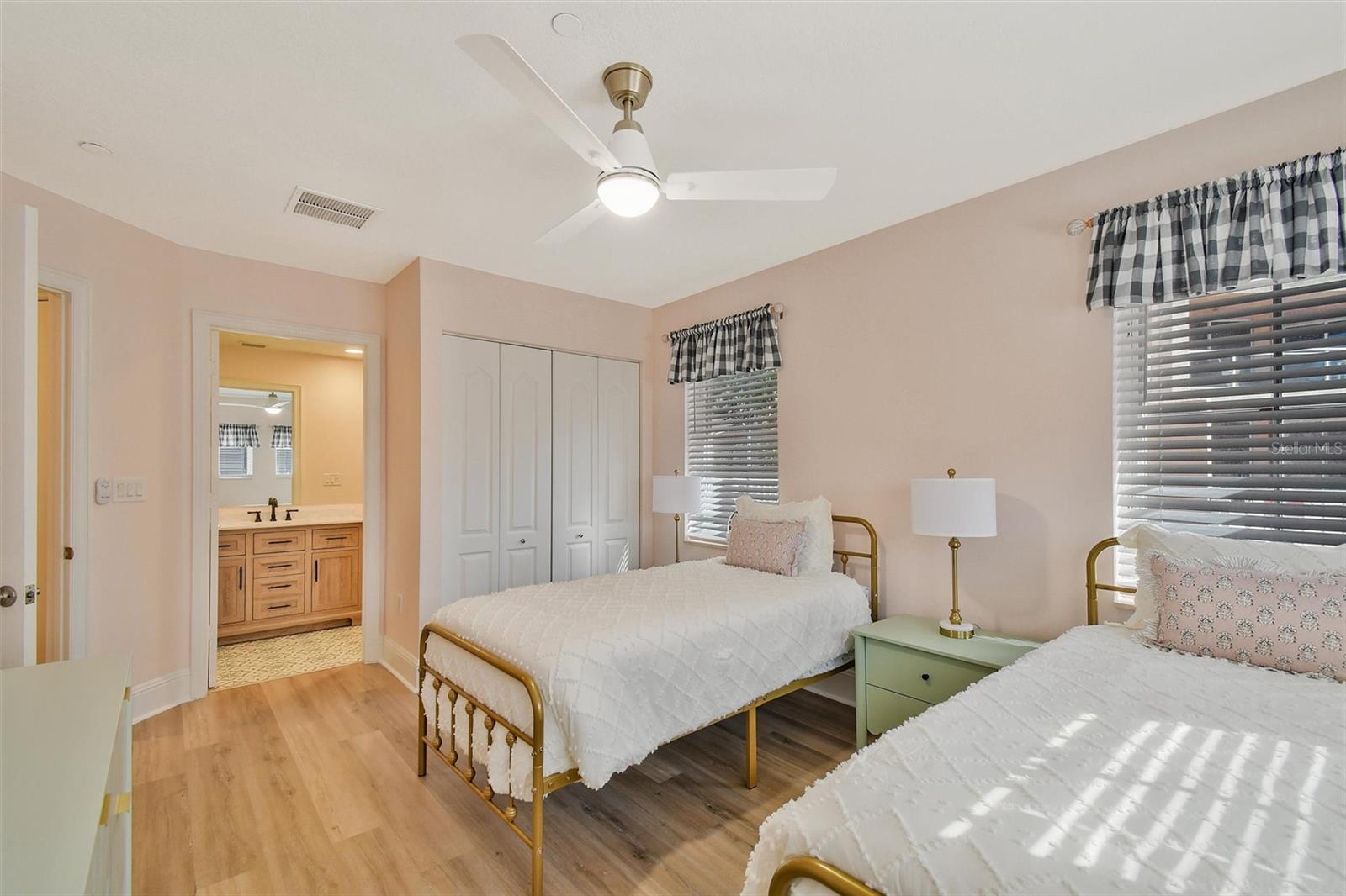 Image 18 of 27 For 525 Mandalay Avenue 11