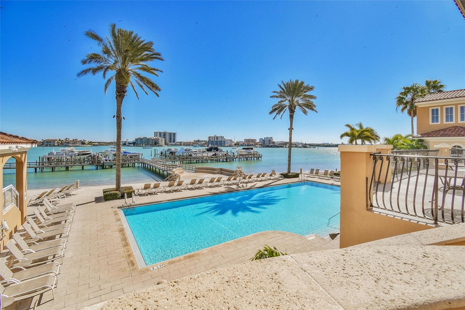 Image 22 of 27 For 525 Mandalay Avenue 11