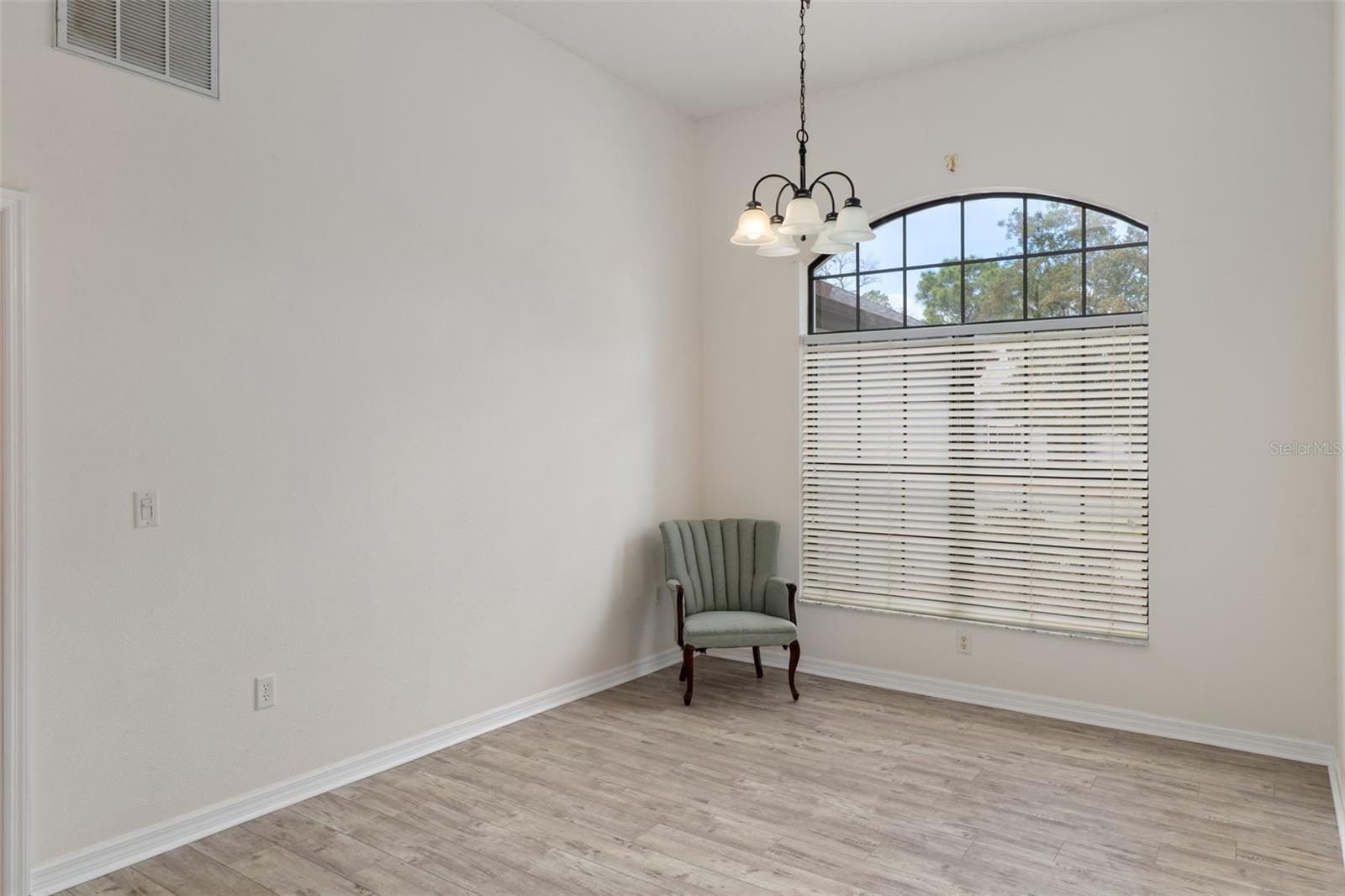 Image 14 of 49 For 19 Foxglove Court