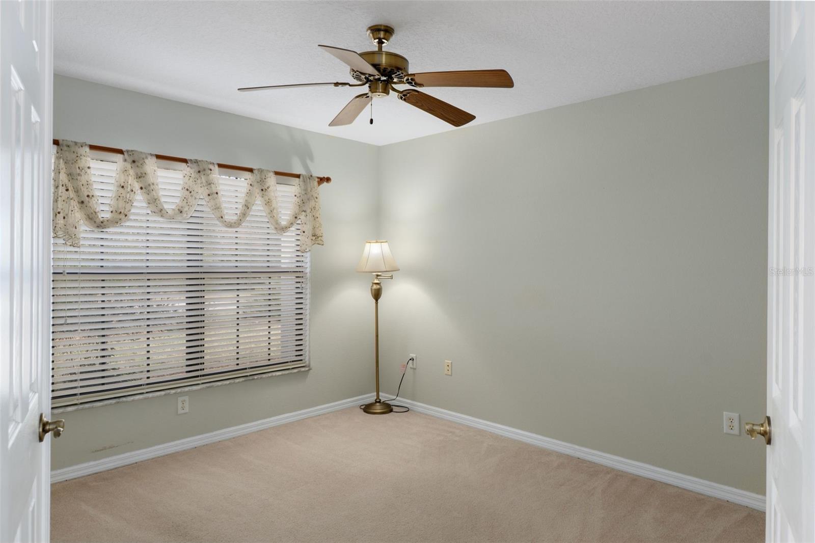 Image 24 of 49 For 19 Foxglove Court