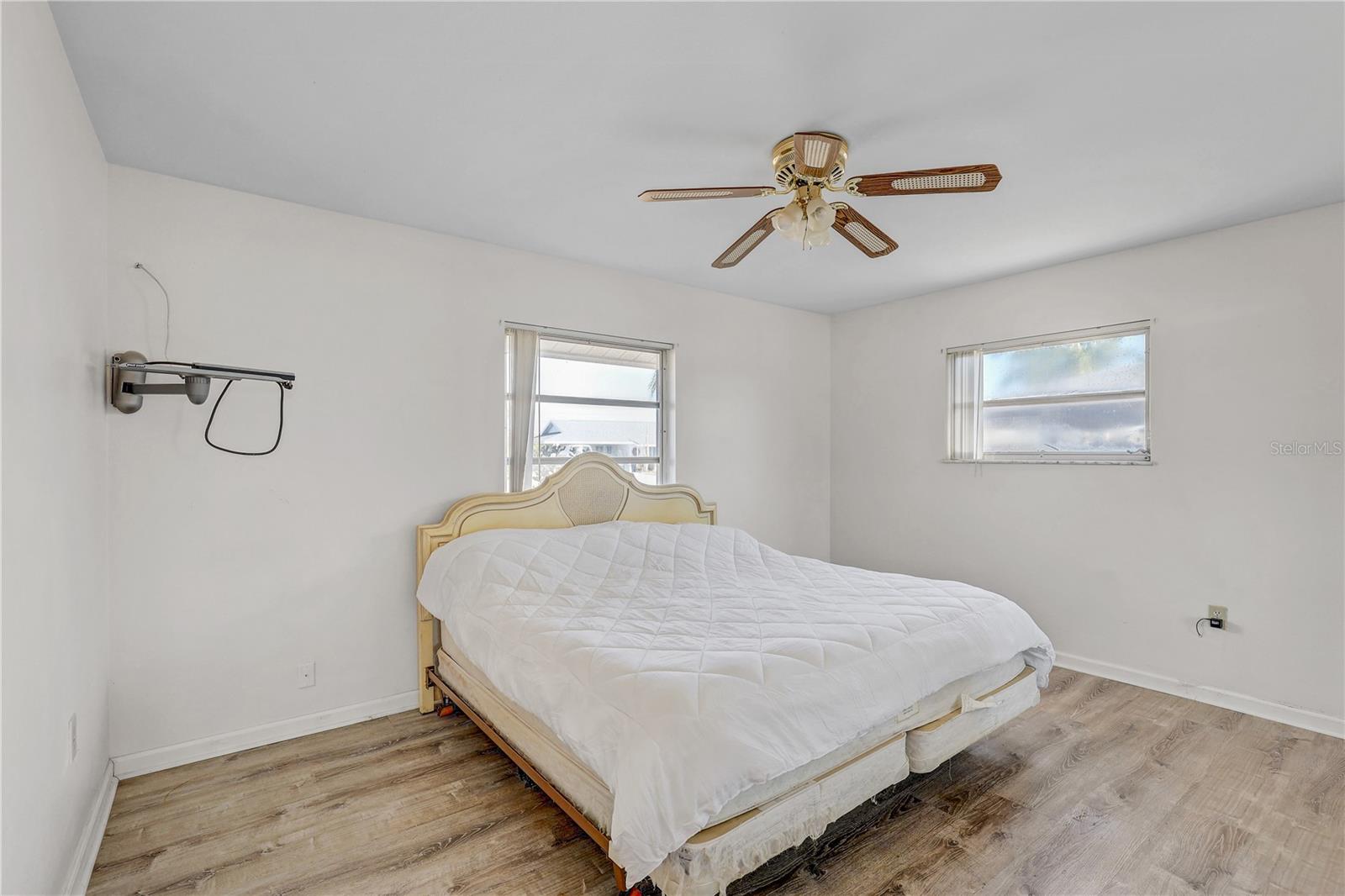 Image 21 of 42 For 708 Tam O Shanter Avenue