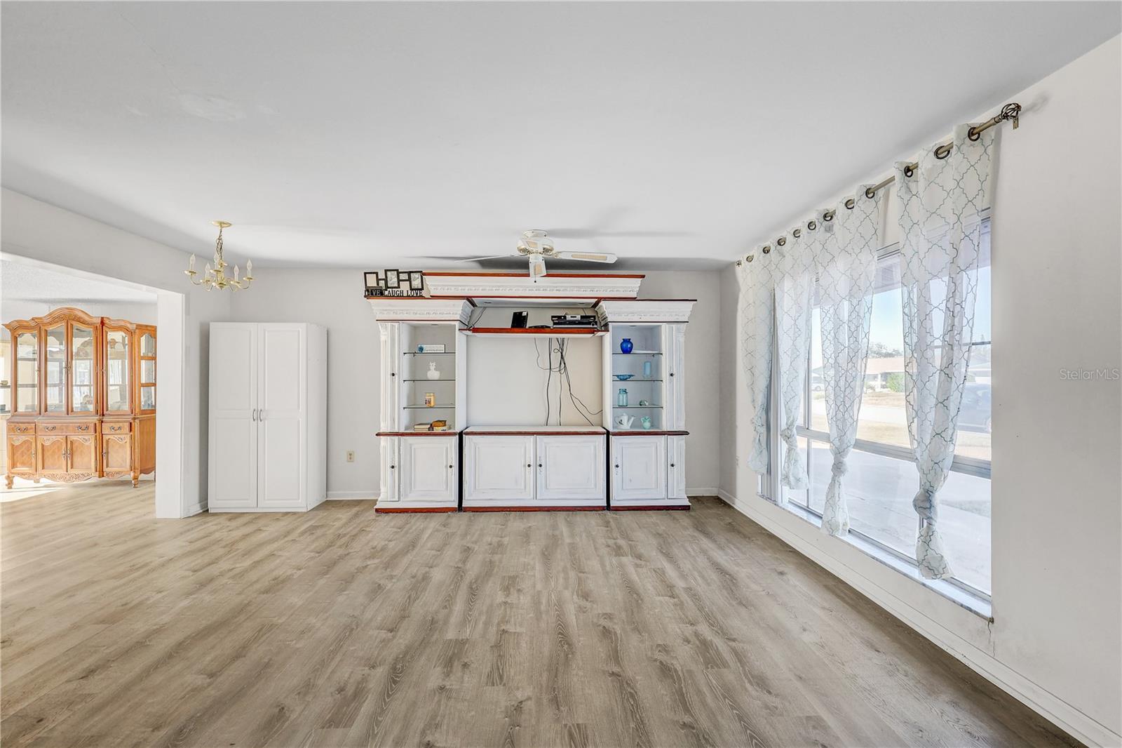 Image 4 of 42 For 708 Tam O Shanter Avenue