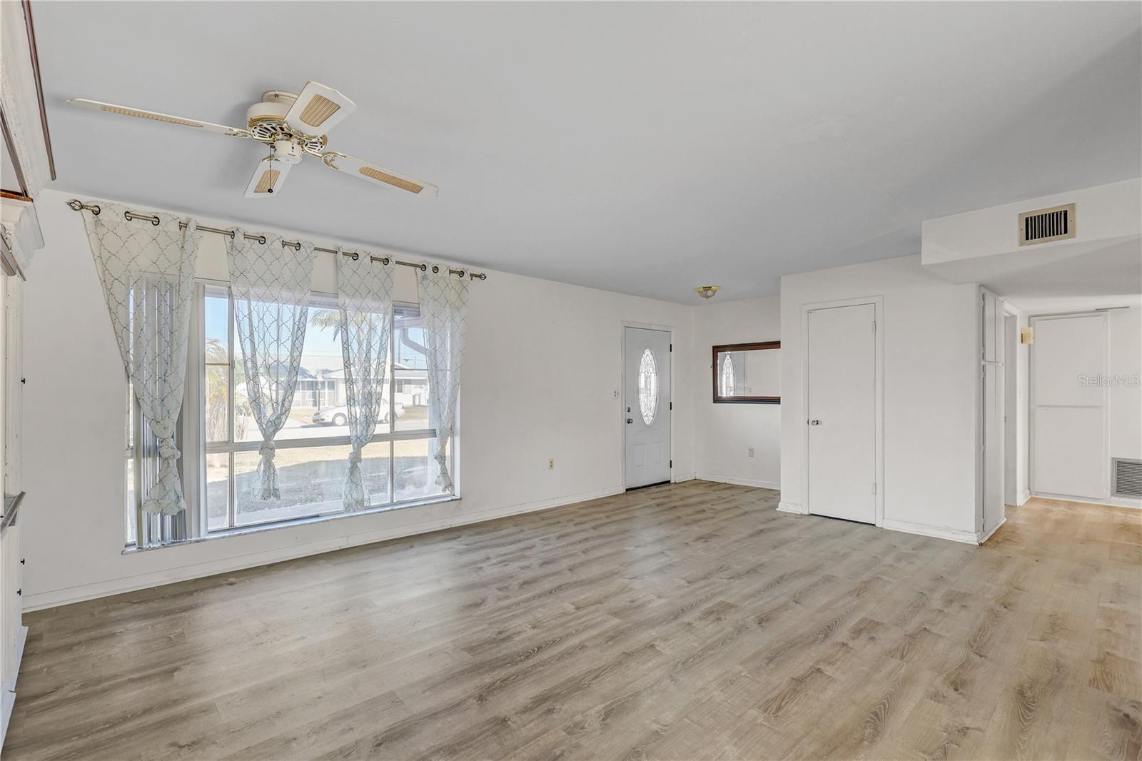 Image 5 of 42 For 708 Tam O Shanter Avenue