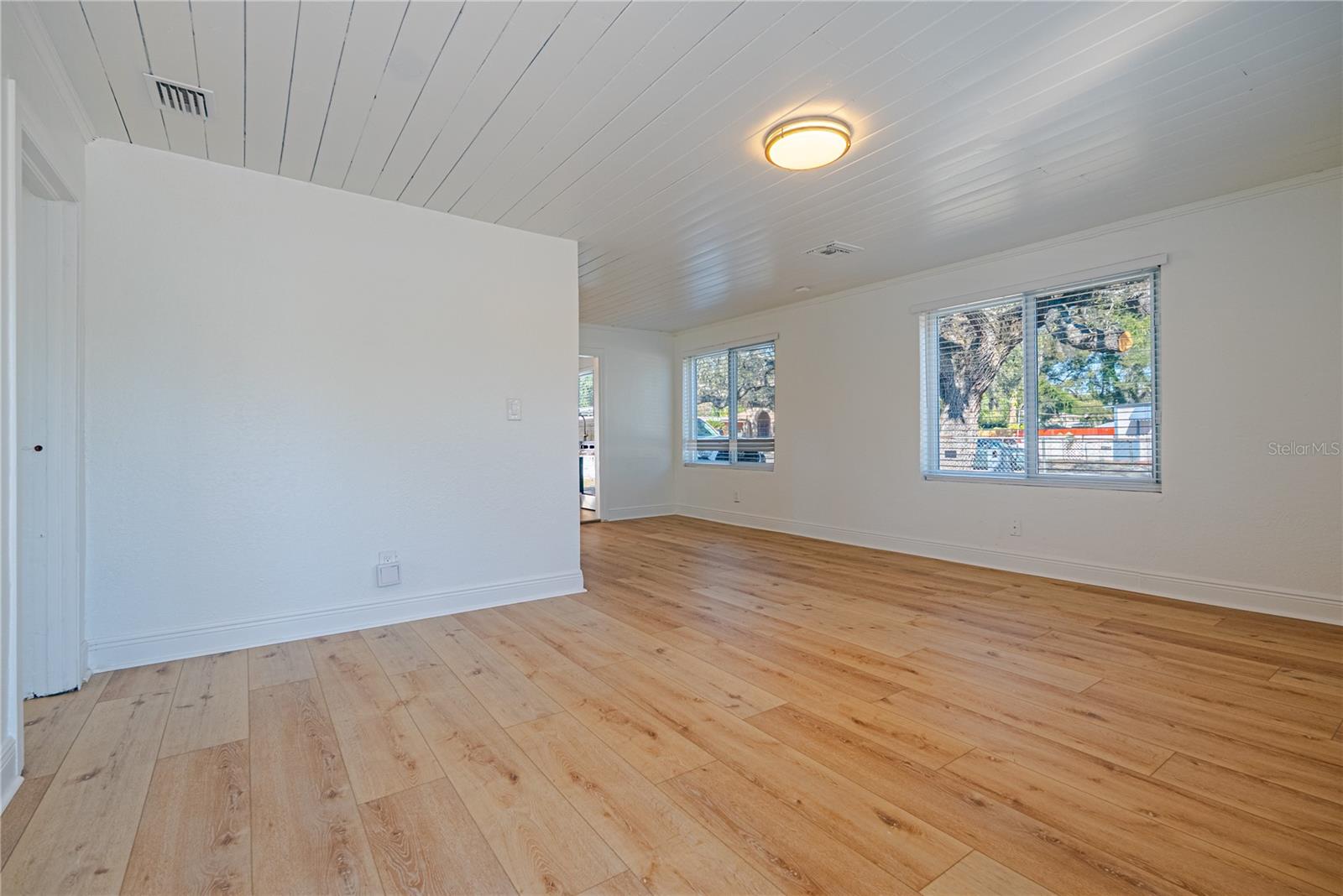 Image 3 of 31 For 4630 Courtland Street