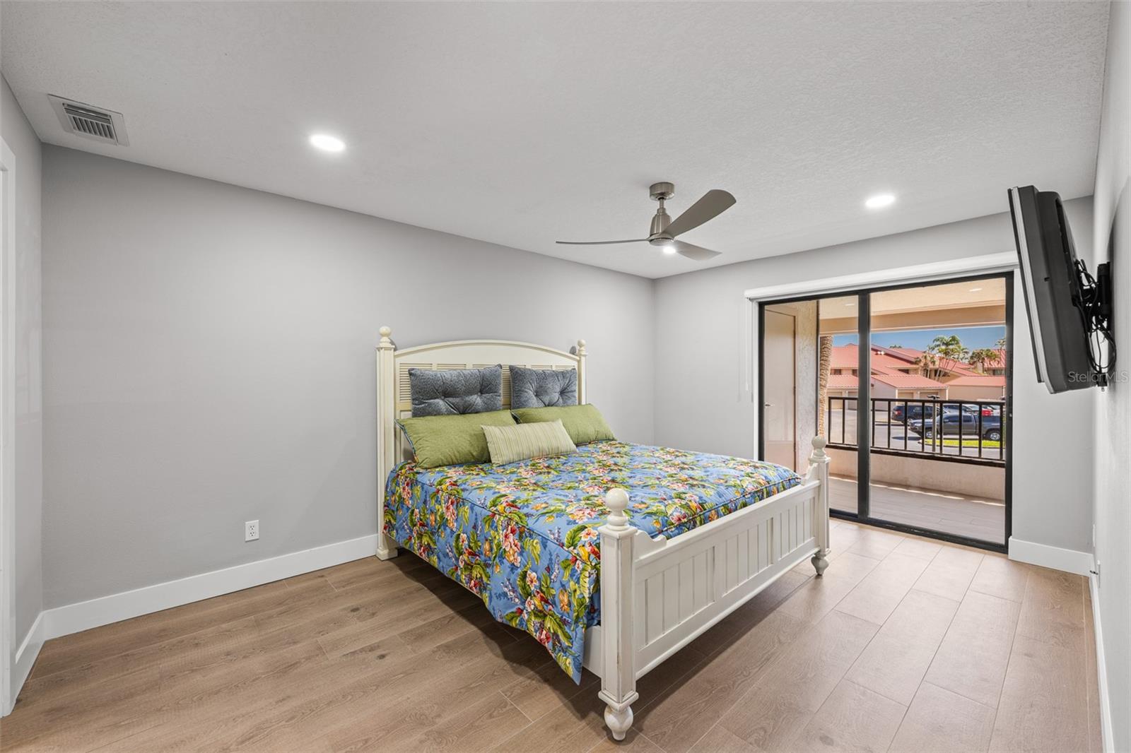 Image 23 of 49 For 4720 Brittany Drive S 139