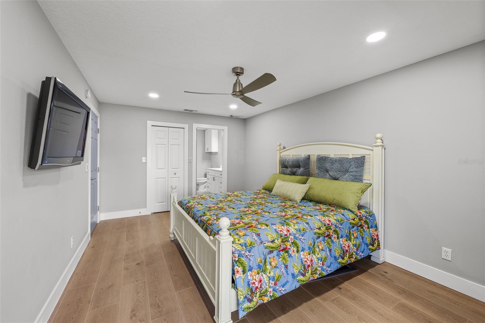 Image 25 of 49 For 4720 Brittany Drive S 139