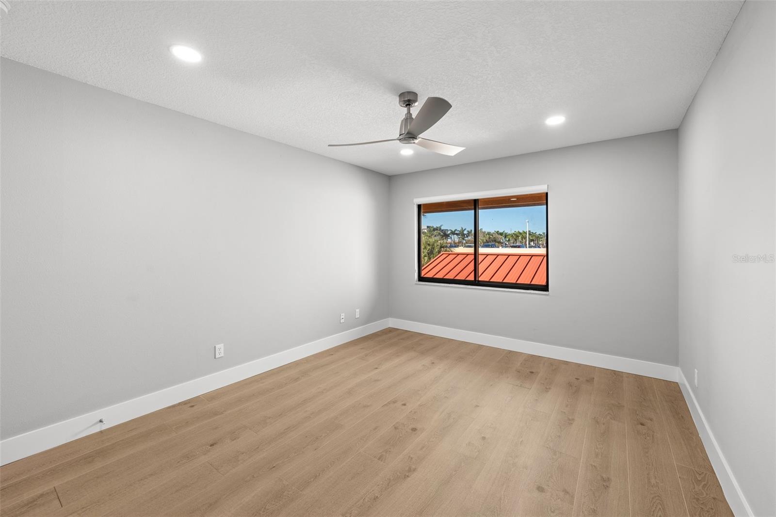 Image 32 of 49 For 4720 Brittany Drive S 139