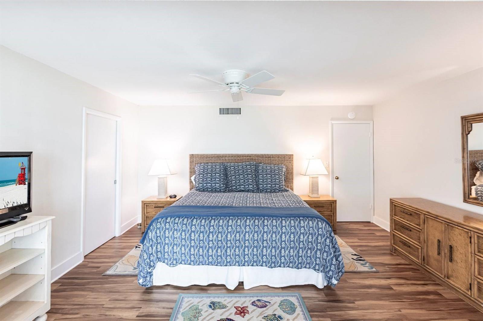 Image 15 of 21 For 6023 Peppertree Way 235