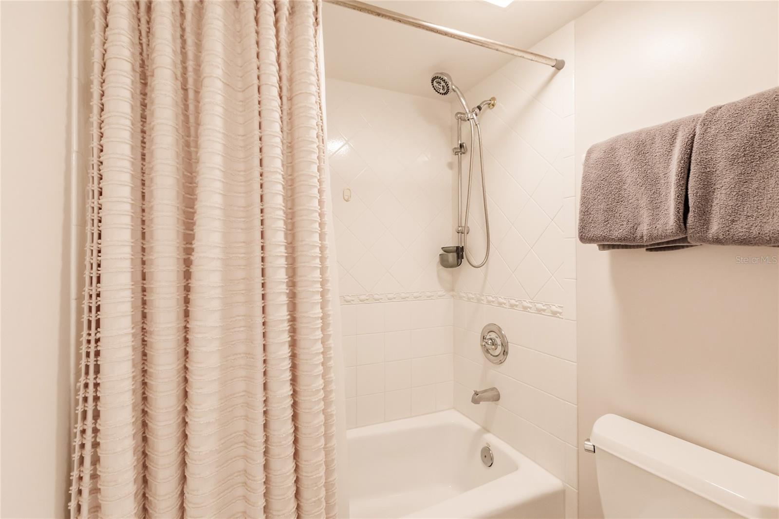 Image 25 of 29 For 6018 Peppertree Way 231b