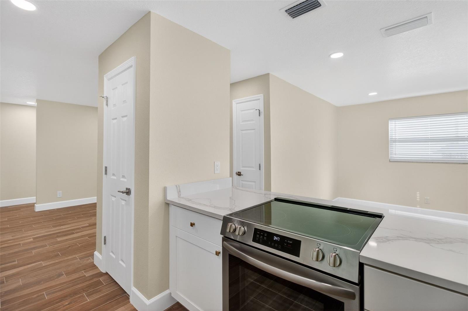 Image 12 of 33 For 3117 La Salle Street