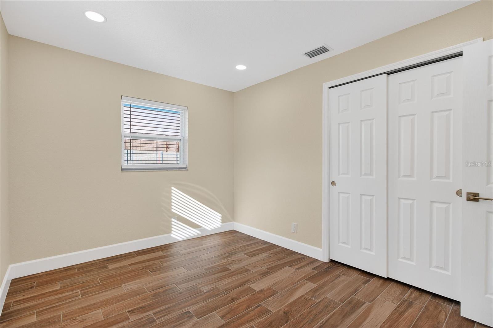 Image 18 of 33 For 3117 La Salle Street