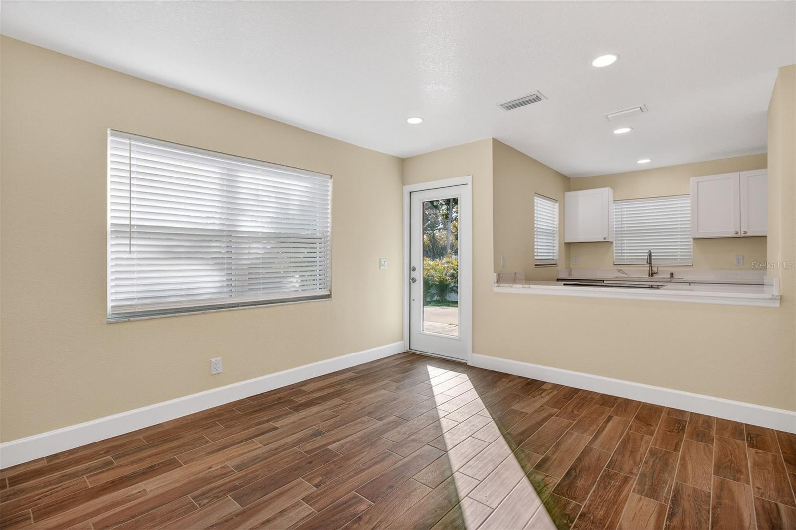 Image 7 of 33 For 3117 La Salle Street