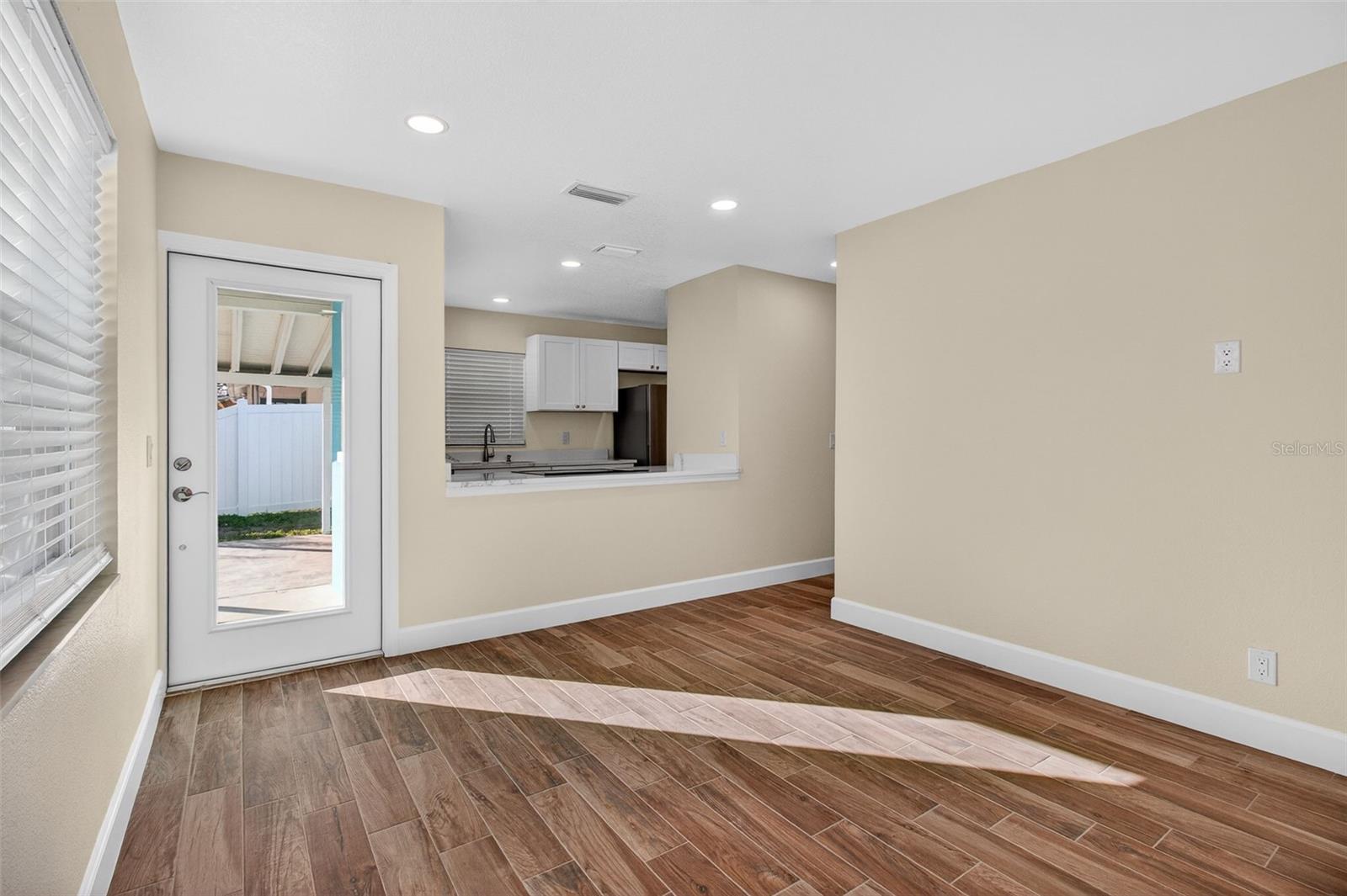 Image 8 of 33 For 3117 La Salle Street