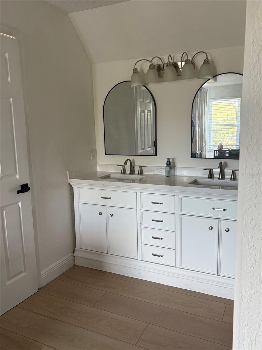 Image 17 of 24 For 726 Camrose Drive