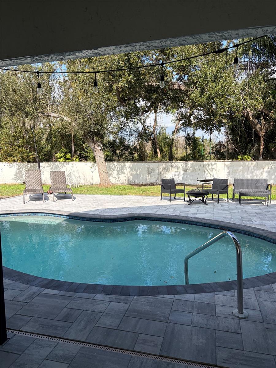 Image 20 of 24 For 726 Camrose Drive