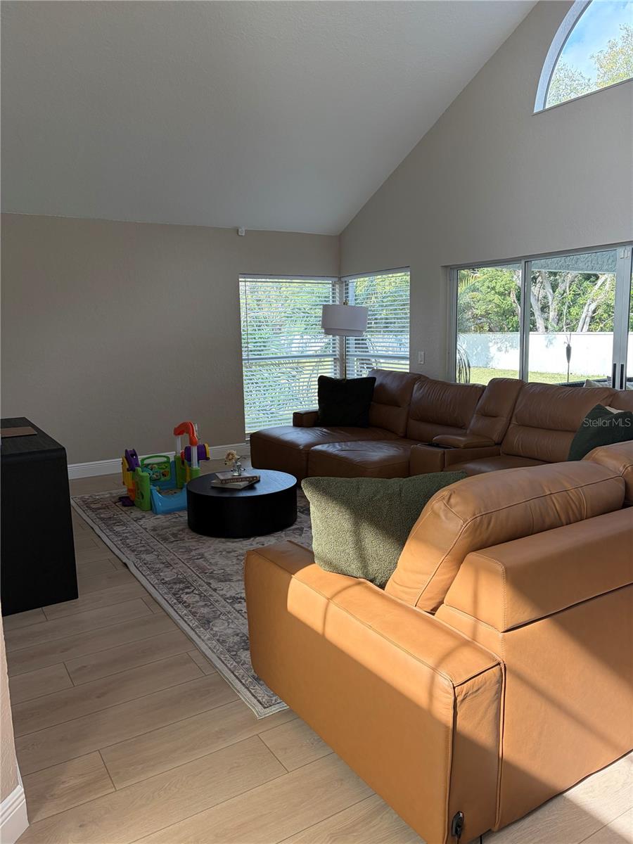 Image 4 of 24 For 726 Camrose Drive