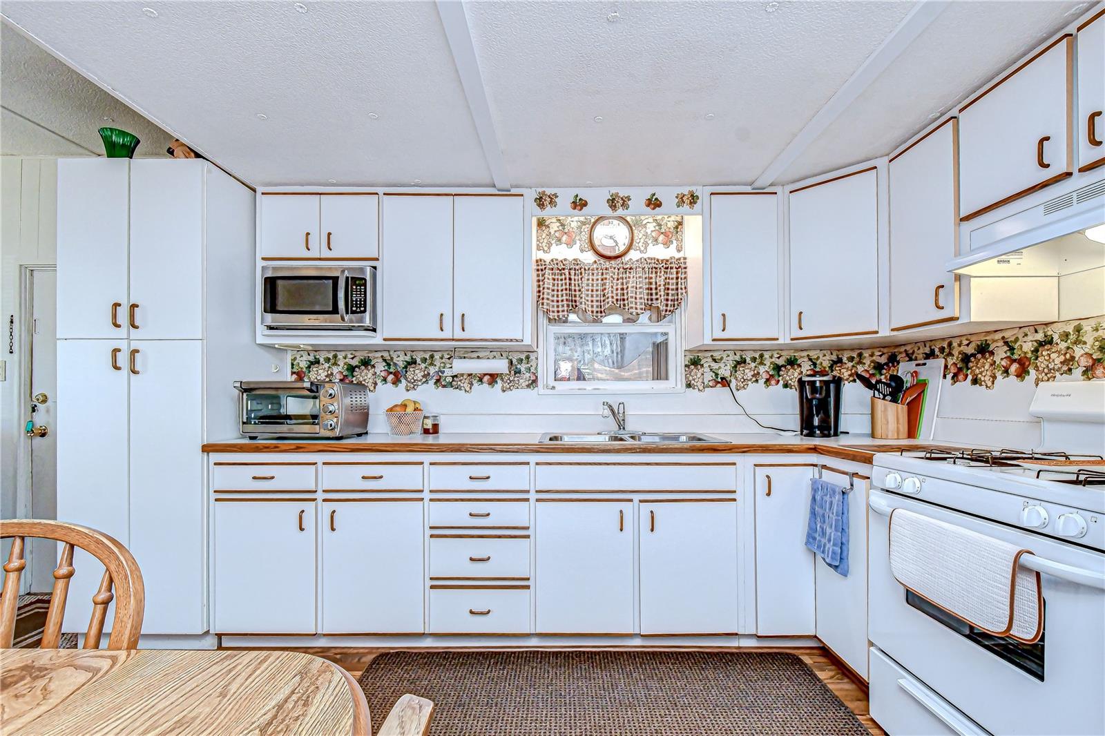 Image 12 of 46 For 38641 Lansing Avenue